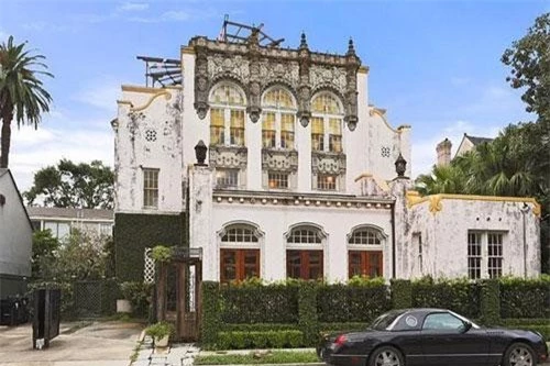 Căn biệt thự nằm tại khu Garden District thơ mộng, trong lành của New Orleans, được Jay-Z và Beyonce mua vào tháng 5/2015 với giá 2,6 triệu USD. Đây chỉ là một trong số hàng loạt bất động sản trải khắp nước Mỹ của cặp vợ chồng tỷ USD này.