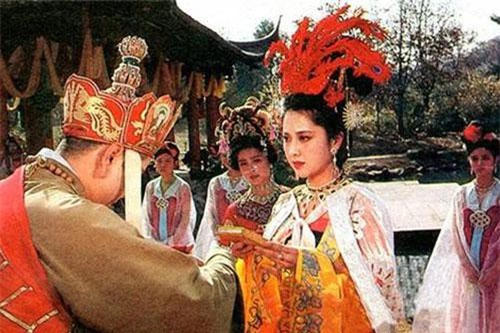 Tây Du Ký: Lý giải cái quay đầu cuối cùng đầy ẩn ý của Đường Tăng dành cho Tây Lương nữ vương