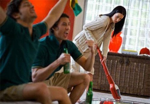 Tái mặt vì câu nói của bạn chồng, nhưng xử sự của chồng còn khiến tôi đau hơn