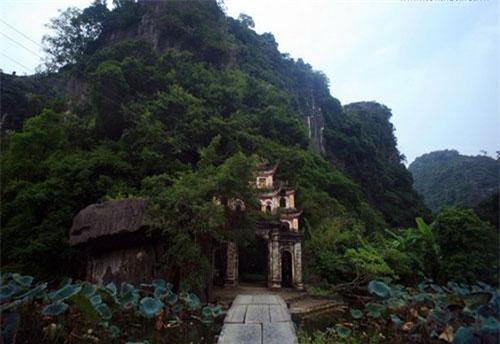 Khám phá ngôi chùa trong hang độc đáo nhất Việt Nam