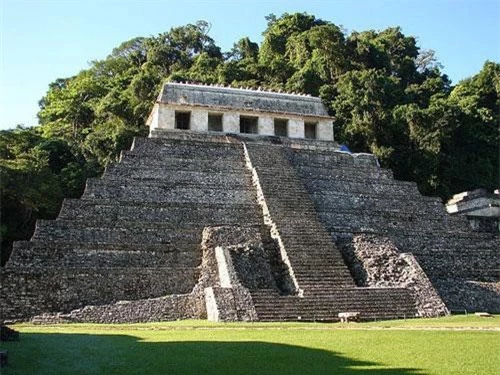 Trong thành phố cổ Palenque của vương quốc Maya ở miền Nam Mexico, có một kim tự tháp đồ sộ được gọi là đền Tưởng Niệm. Đây là lăng mộ của Pacal Đại đế, người đã cai trị thành phố Palenque trong suốt thế kỷ thứ bảy.