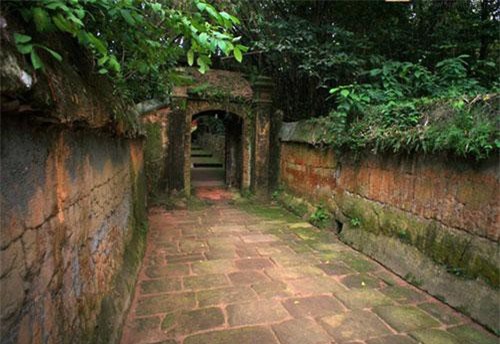 Tận mục ngôi chùa xây bằng vật liệu lạ độc nhất Việt Nam