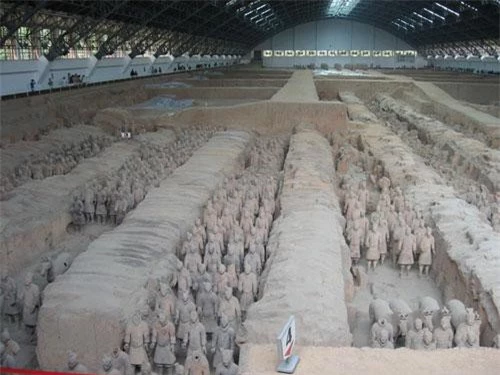 Bên cạnh đội quân đất nung, các nhà khảo cổ Trung Quốc còn tìm thấy một số thanh kiếm ngàn năm không gỉ trong lăng mộ Tần Thủy Hoàng.