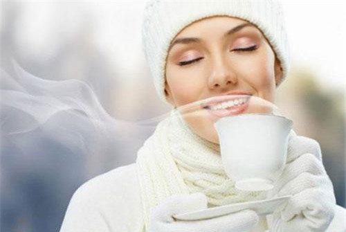 Uống 1 cốc nước ấm đúng vào "giờ vàng" này mỗi ngày, điều kì diệu sẽ xảy ra với cơ thể bạn