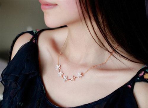 Thường ngày nâng niu sợi dây chuyền chồng tặng, đến khi biết sợi dây ấy là của ai, tôi kinh ngạc hoang mang vô cùng