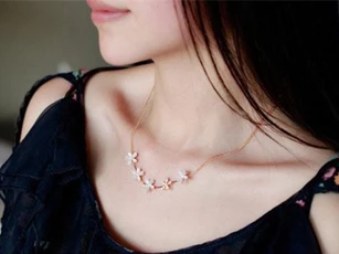 Thường ngày nâng niu sợi dây chuyền chồng tặng, đến khi biết sợi dây ấy là của ai, tôi kinh ngạc hoang mang vô cùng