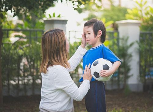 Định đuổi cháu chồng về quê nhưng chứng kiến thằng bé cứu em, tôi rớt nước mắt vì suy nghĩ hồn nhiên của bọn trẻ và xấu hổ vì cách hành xử của mình