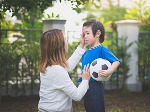 Định đuổi cháu chồng về quê nhưng chứng kiến thằng bé cứu em, tôi rớt nước mắt vì suy nghĩ hồn nhiên của bọn trẻ và xấu hổ vì cách hành xử của mình