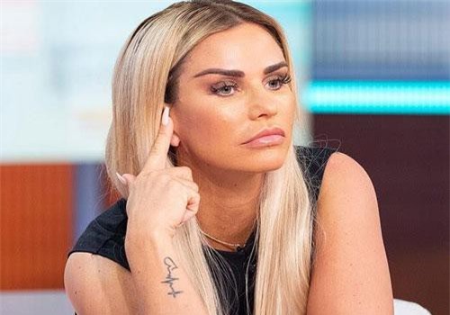 Katie Price lo hỏng tai sau phẫu thuật thẩm mỹ