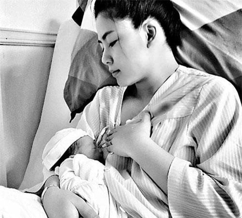 Ngọc Hiền, 'Ca sĩ bị chém' sinh con thứ 3 cho chồng Việt kiều