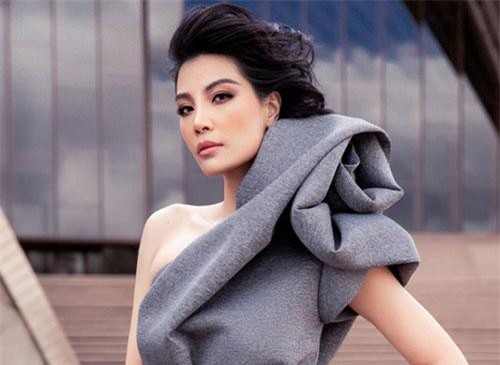 U50 'bà mẹ hai con' Vũ Cẩm Nhung vẫn đầy uy lực