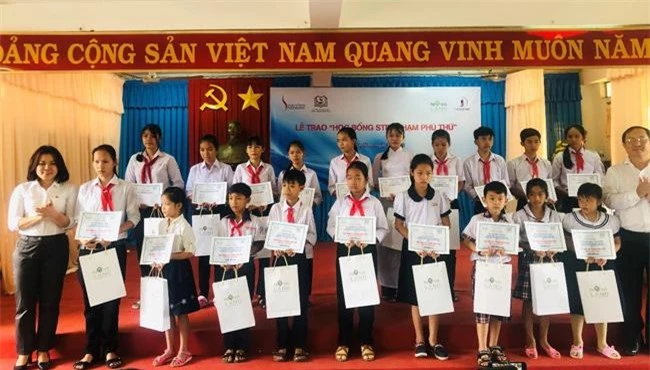 Trao học bổng tiếp sức đến trường cho học sinh nghèo hiếu học (ảnh: NV)