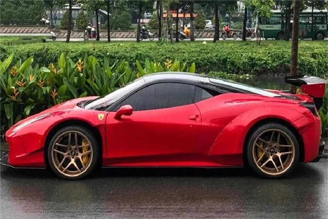 Về nước từ khá sớm, siêu xe Ferrari 458 Italia trở thành một trong những mẫu "siêu ngựa" được ưa chuộng tại Việt Nam. Với thiết kế có phần mềm mại nhưng không làm mất đi vẻ ngoài thể thao, Ferrari 458 Italia có phần “khác” so với đối thủ Lamborghini thời bấy giờ.