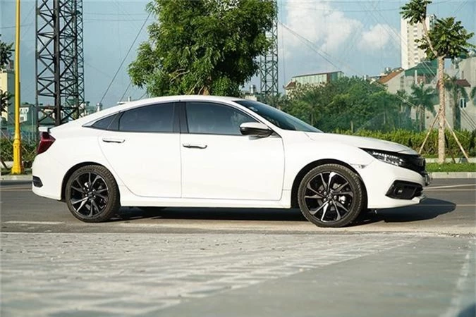 Tiếp nối những giá trị đã tạo nên bản sắc của Honda Civic thế hệ thứ 10, Honda Civic 2019 mới với những thay đổi mạnh mẽ về thiết kế ngoại thất cũng như nội thất, đem đến một diện mạo mới nhấn mạnh cá tính trẻ trung, năng động và sự bứt phá mạnh mẽ và tiếp tục trở thành mẫu xe được nhiều khách hàng yêu thích.