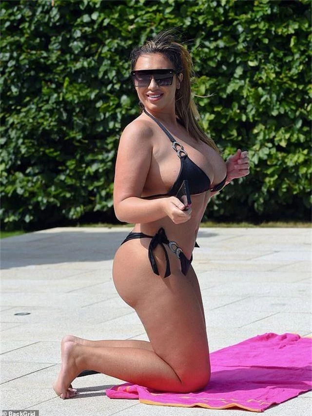 Lauren Goodger khoe ngực ngoại cỡ - 8