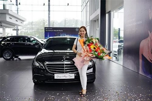 Sau nam diễn viên Nguyễn Quốc Trường được biết đến nhiều qua vai Vũ trong bộ phim truyền hình đình đám Về Nhà Đi Con, đến lượt nữ ca sỹ Giang Hồng Ngọc trở thành gương mặt mới của câu lạc bộ những người nổi tiếng dùng xe sang Mercedes-Benz E-Class tại Việt Nam.