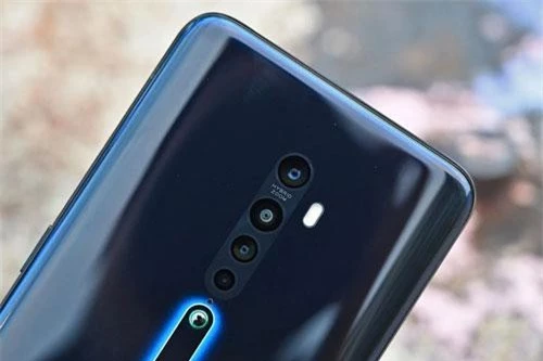 Oppo Reno 2 sở hữu tới 4 camera ở mặt lưng. Trong đó, cảm biến chính 48 MP, khẩu độ f/1.7, lấy nét theo pha, chống rung quang học (OIS). Ống kính tele 13 MP, f/2.4 hỗ trợ lấy nét theo pha, zoom quang học 5x hoặc zoom kỹ thuật số 20x. Ống kính góc rộng 8 MP, f/2.2 cho góc rộng 116 độ. Ống kính macro 2 MP, f/2.4. Bộ tứ này được trang bị đèn flash LED kép, quay video 4K. 