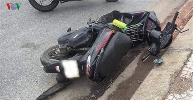 Xe máy tự gây tai nạn khiến 2 người chết, 1 người bị thương - Ảnh 1.