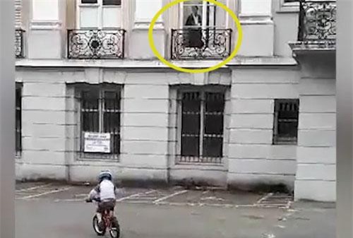 CLIP HOT (31/8): Bắt gặp ma nữ lúc đưa con đi tập xe đạp; ngắm hot girl có ‘khuôn mặt thiên thần, thể hình yêu nữ’