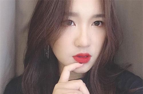 Chân dung con gái của NSƯT Kim Tử Long sinh năm 2000 sở hữu nhan sắc thu hút, vừa học vừa giúp bố quản lý nhà hàng