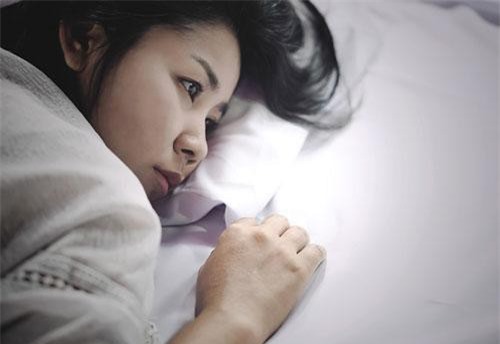 Sốt ruột trở về nhà vì con ốm, tôi "sốc" khi vô tình nghe lén được lời thủ thỉ của cô giúp việc nói bên giường con trai mình