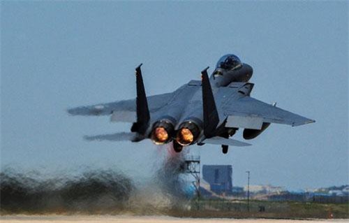 Triều Tiên dựng mô hình F-15K của Hàn Quốc để… tập ném bom?