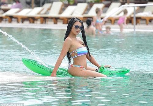 Katie Salmon phô thể hình nảy nở, đẹp 'khó cưỡng'