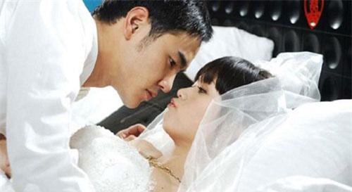 Tủi nhục đêm tân hôn, vừa thay đồ cưới đã bị chồng đánh đập đuổi đi