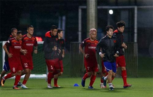 HLV Park Hang Seo cho các cầu thủ tập kín trước khi đi Thái Lan