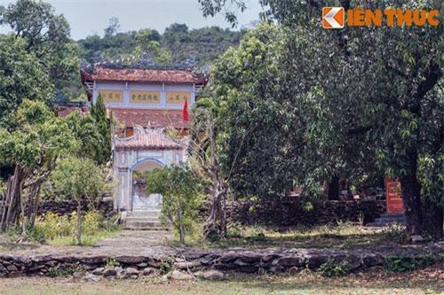 Độc lạ ngôi chùa cổ có "tường thành" bằng đá ở Việt Nam