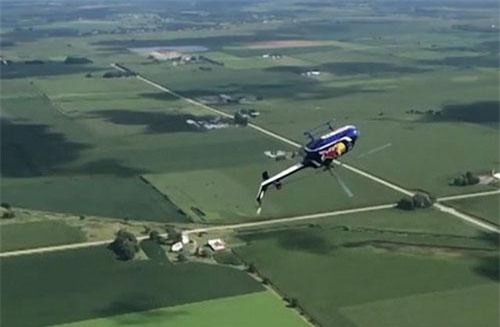 "Thót tim" cảnh trực thăng Mỹ biểu diễn màn lộn ngược rồi rơi tự do