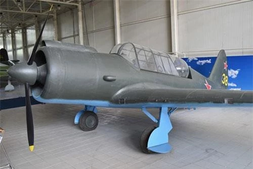 Phòng thiết kế Sukhoi, còn gọi là OKB-51 được thành lập vào năm 1939 bởi Paven Sukhoi, kỹ sư hàng không vũ trụ Liên Xô. Ngay khi phòng thiết kế được thành lập, ông cùng các cộng sự bắt tay vào thiết kế máy bay ném bom hạng nhẹ Su-2. Khoảng 900 chiếc được chế tạo và chiến đấu trong Thế chiến II. Ảnh: Wikipedia.