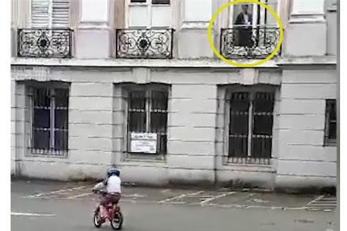 CLIP: ‘Sợ mất mật’ khi bắt gặp hồn ma lúc đưa con đi tập xe đạp