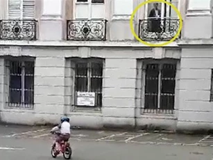 CLIP: ‘Sợ mất mật’ khi bắt gặp hồn ma lúc đưa con đi tập xe đạp