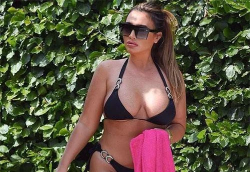 Lauren Goodger sải bước quyến rũ bên bể bơi ở Tây Ban Nha ngày 29/8 vừa qua