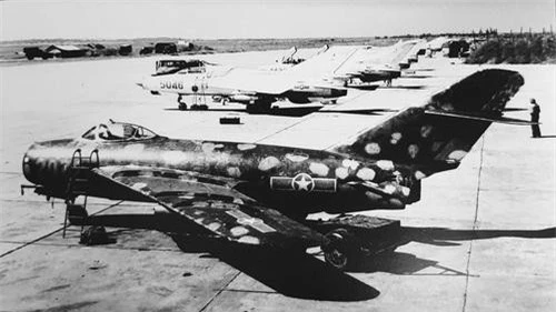 Tiêm kích MiG-17 và MiG-21 của Không quân Việt Nam mang rocket S-5 trực tác chiến phòng không. Ảnh: Quân đội nhân dân.