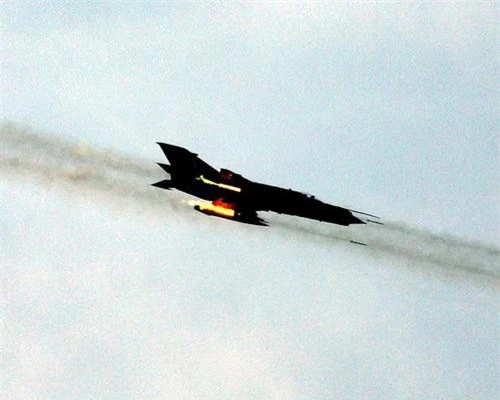 Tiêm kích MiG-21 phóng rocket tấn công mục tiêu mặt đất. Ảnh: Defence Blog.