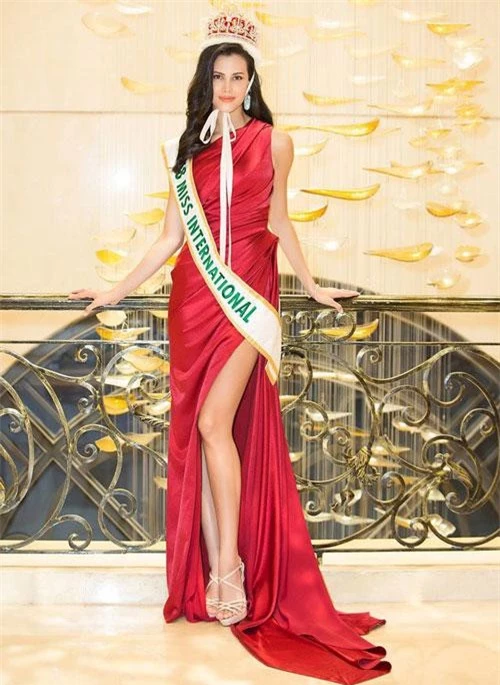 Tham dự sự kiện này đặc biệt có sự góp mặt của đương kim hoa hậu Mariem Velazco. Xuất hiện tại chương trình, cô diện chiếc váy đỏ kín đáo nhưng vô cùng nổi bật.