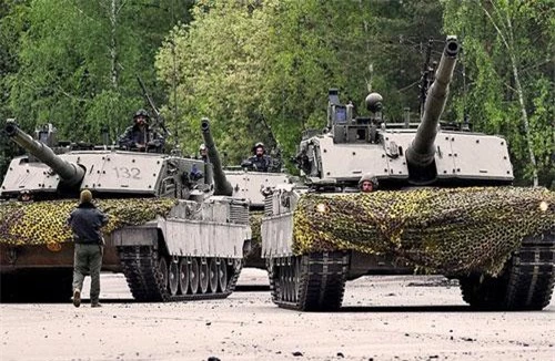 Theo tạp chí Jane's 360, lực lượng quân sự NATO hiện diện tại Cộng hòa Latvia - quốc gia Liên Xô (cũ) có đường biên giới chung với Liên bang Nga lại được tăng cường. Đáng chú ý, ngoài binh sĩ và xe tăng Abrams của Mỹ, lần đầu tiên Quân đội Italy triển khai xe tăng chủ lực C1 Ariete tới khu vực này. Ảnh: Wikipedia