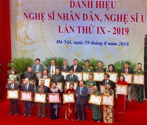 Ngày 29/8, tại nhà hát lớn Hà Nội, đông đảo các nghệ sĩ hai miền Nam Bắc đã cùng đón nhận danh hiệu nghệ sĩ ưu tú, nghệ sĩ nhân dân do nhà nước trao tặng.