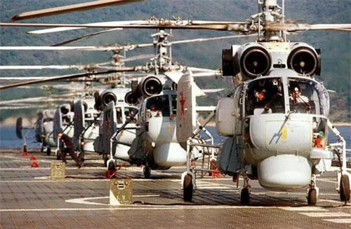 Kamov Ka-28 là phiên bản xuất khẩu của trực thăng trinh sát và tác chiến chống ngầm Ka-27 do Kamov Helicopter chế tạo. Theo Naval Technology, Ka-28 thực hiện chuyến bay đầu tiên vào ngày 24/12/1973, được đưa vào hoạt động trong Hải quân Liên Xô từ năm 1981. Ảnh: Ria Novosti.