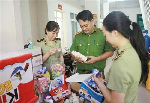 Hàng nghìn sản phẩm bánh kẹo không nguồn gốc theo xe tải vào Thủ đô