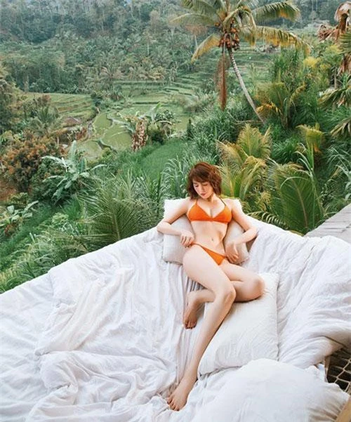 Vài ngày vừa qua, Ngọc Trinh cùng "ông trùm chân dài" Vũ Khắc Tiệp đi nghỉ dưỡng ở Bali, Indonesia. "Nữ hoàng nội y" khiến cộng đồng mạng "dậy sóng" vì nude 100% khoe thân hình nuột nà cùng đường cong gợi cảm.