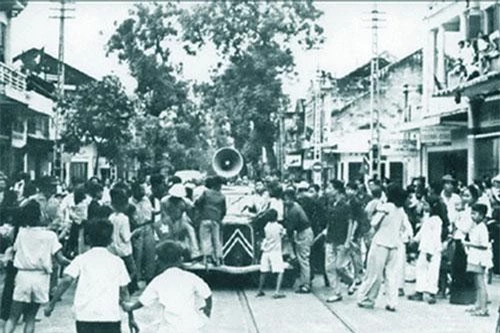 Xe loa phát lệnh tổng khởi nghĩa tại Hà Nội ngày 19/8/1945.