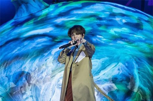 Vũ Cát Tường "chơi lớn" đem tiểu tinh cầu lên sân khấu, "tiết lộ" ca khúc mới trong liveshow tại Hà Nội