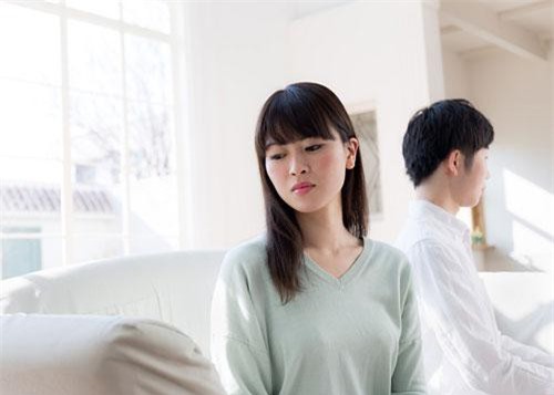 Đang sốt sắng đi tìm mẹ chồng, tôi lại thấy lọ thuốc chuột lăn lóc dưới gầm giường, câu nói chua cay của bố chồng khiến tôi lặng người