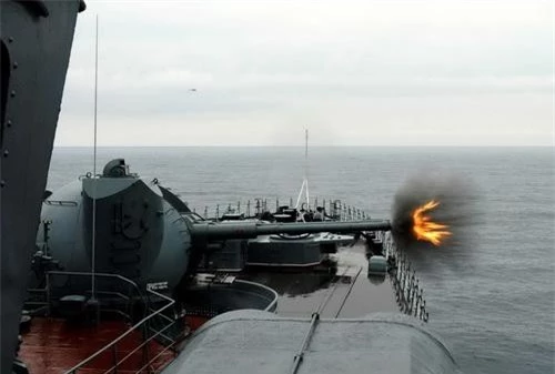 Pháo hạm AK-130 trên khu trục hạm của Hải quân Nga đang tác xạ. Ảnh: Naval Today.