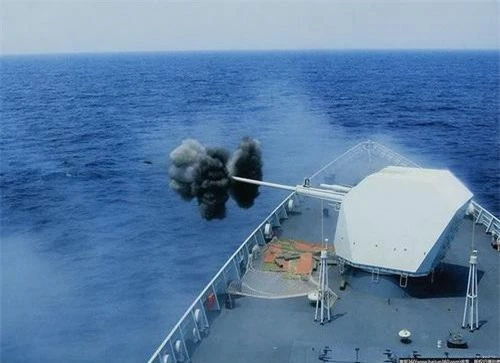 Pháo hạm H/PJ38 cỡ 130 mm trên khu trục hạm Type 052D Trung Quốc. Ảnh: China Defence.