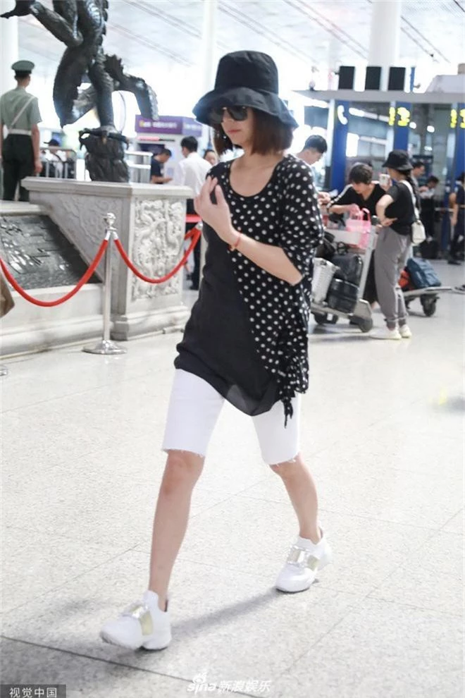 3 hot mom Cbiz đọ dáng tại sân bay: Dương Mịch khoe ngực khủng chân dài, Lâm Tâm Như bị chê ăn mặc già chát - Ảnh 10.