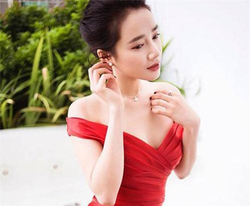 Nhã Phương liên tục khoe body, Trường Giang ngày càng say đắm